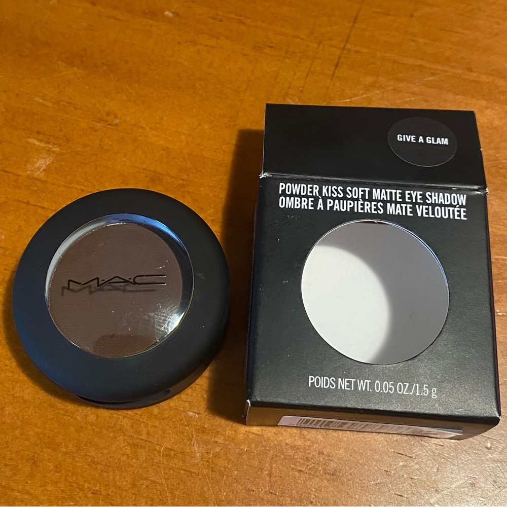 MAC Powder Kiss Soft Matte Eyeshadow Give a Glam - Picture 5 of 16